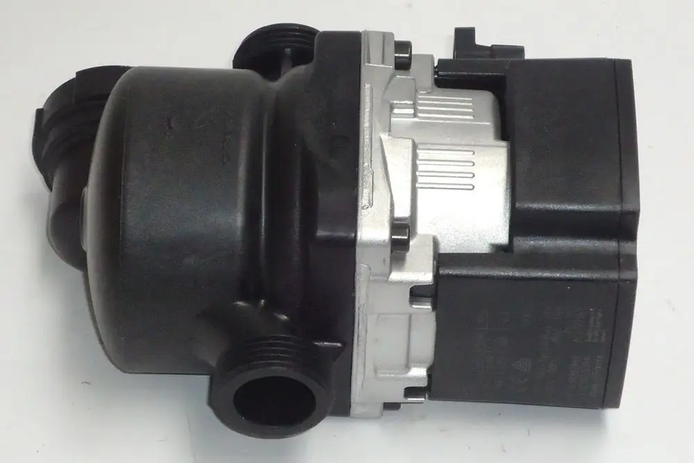 Daikin Pumpe in schwarzer und grauer Ausführung mit zwei Anschlüssen. Sie zeigt ein elektromechanisches Design, geeignet für Heizungsanwendungen.